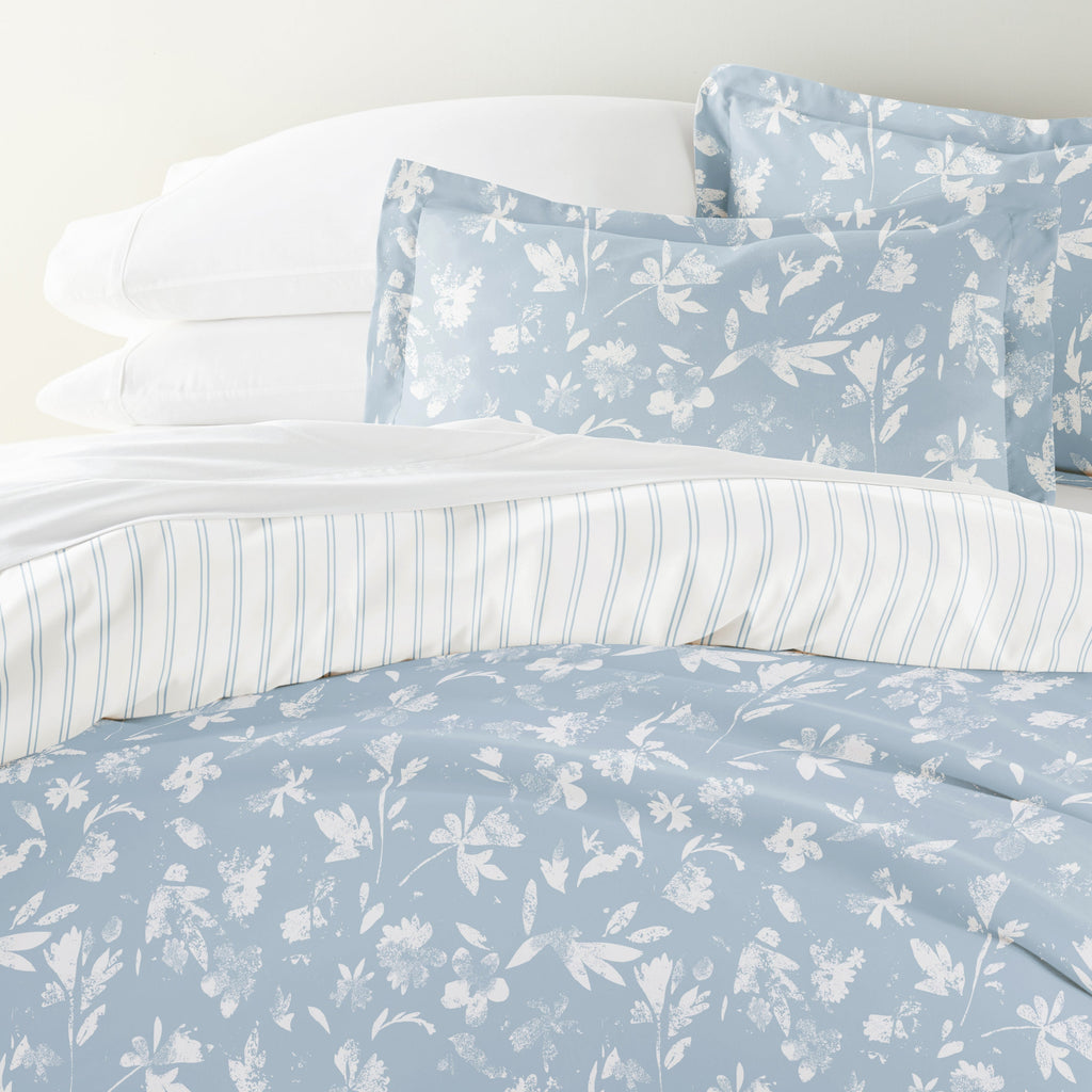 Country Home Light Blue with White Sheets.Bedding Bundle: Pattern Duvet Cover Set, White Comfort and Solid Sheet Set