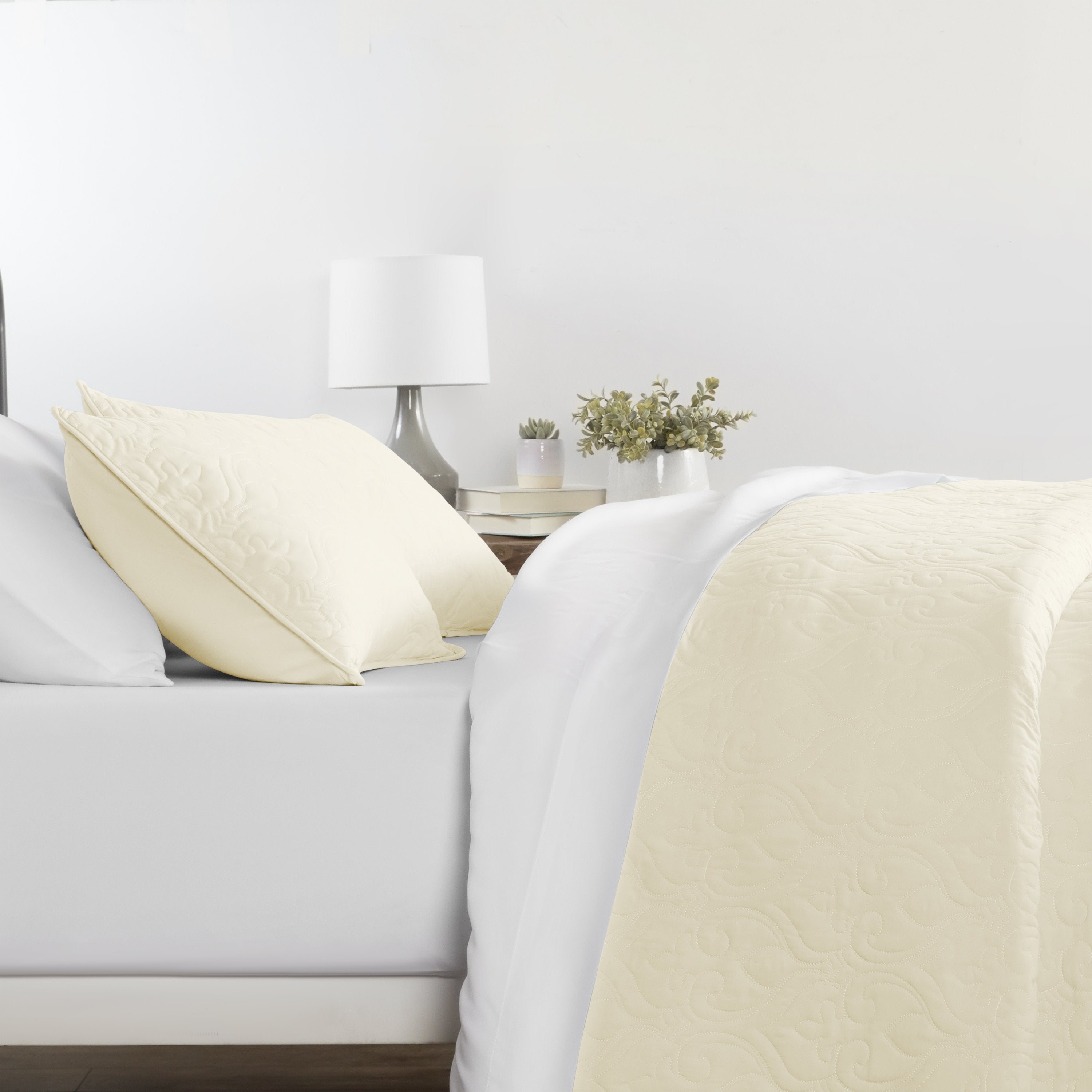 Ultra Soft Damask Pattern Quilt Coverlet 3 Piece Set