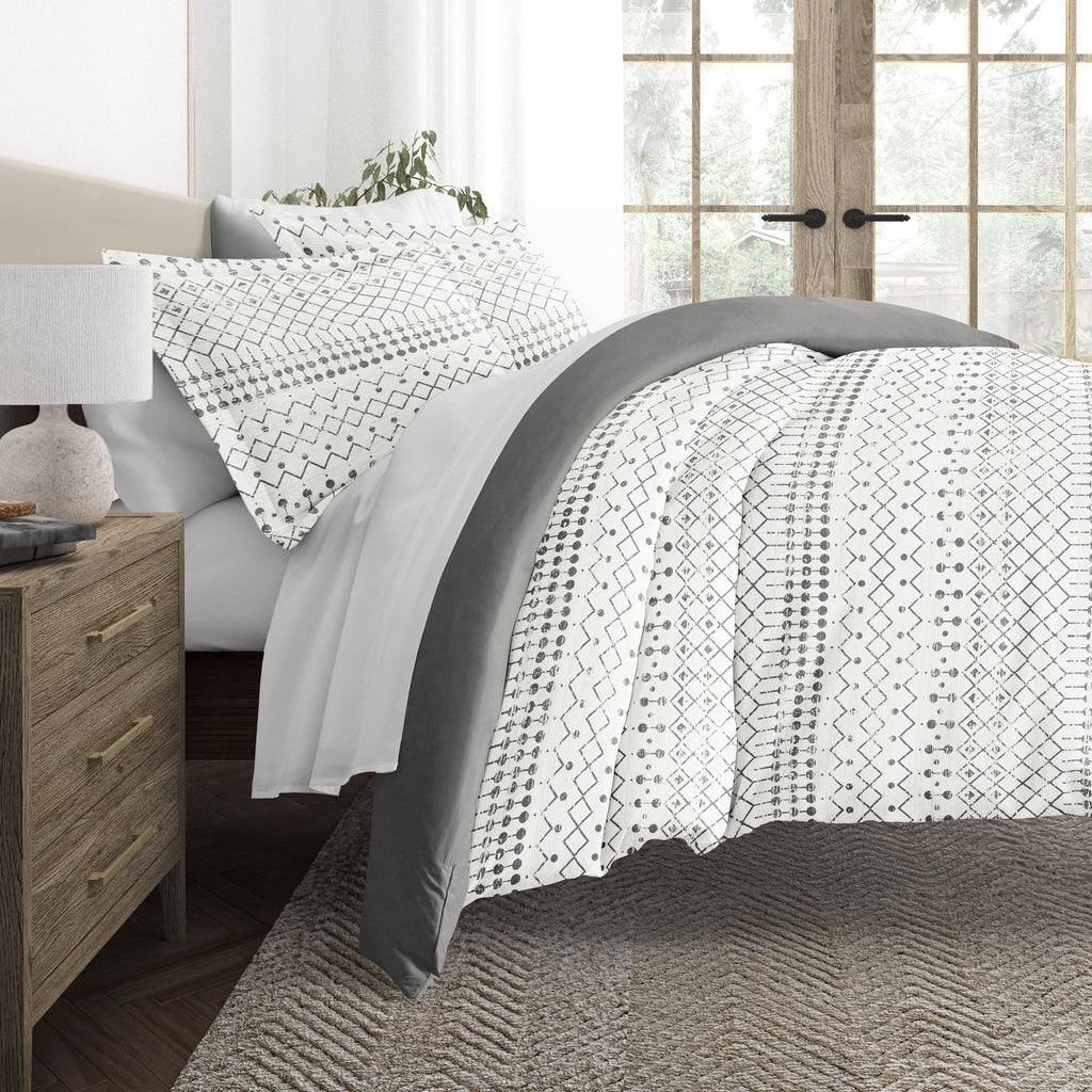 Etched Gate Gray with Light Gray Sheets.Bedding Bundle: Patterned Duvet Cover Set, White Comforter and Solid Sheet Set
